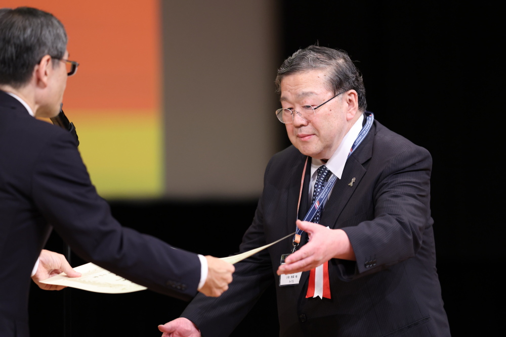 小泉典章理事長が楠芳伸警察庁長官から表彰状を受け取る